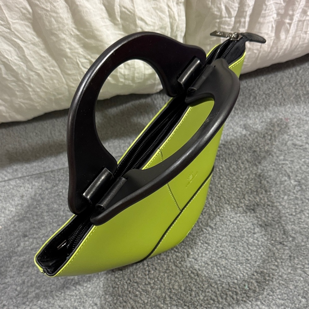 Italian leather Green Handbag with Black Handles - Picture 2 of 9